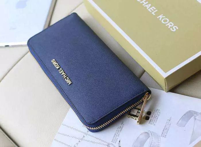 触目惊心！你去美国买的包包可能是假的！香奈儿香水是动物尿液做成的！纽约破获4.5亿美元假货案，从中国*私走**在美国正规门店卖……