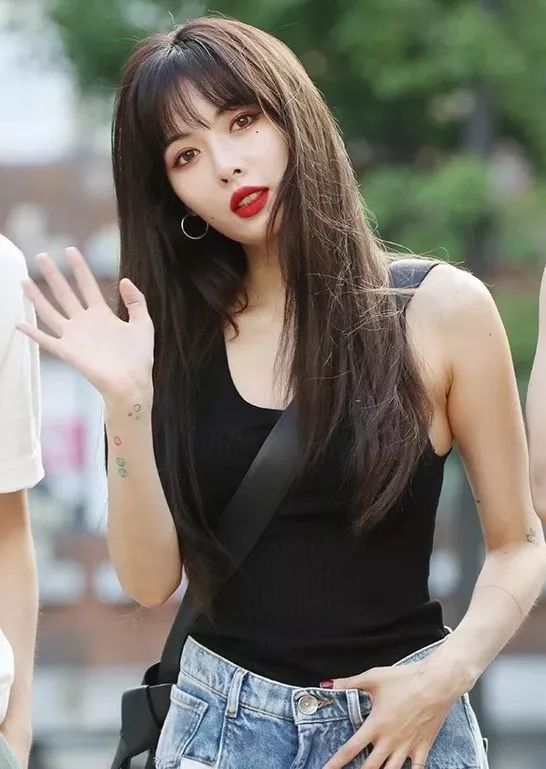 奚梦瑶三围与肩宽,奚梦瑶腰间现赘肉