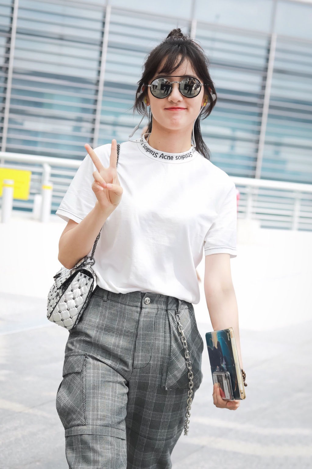 袁冰妍同款低丸子头,袁冰妍牛仔裤搭配露脐装机场行走