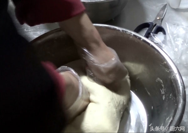 油条膨松剂做法和配方的全过程,河南油条做法和配方的全过程