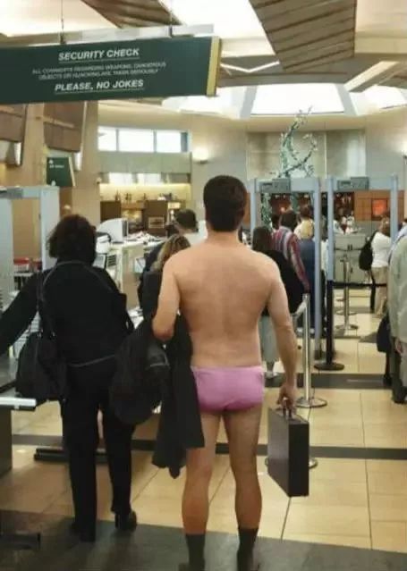 4指入侵*处私**，全民热议：美国海关强搜身，还有*权人**吗？