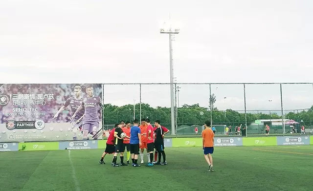顽强拼搏,坚持到底——学威国际商学院第三届足球友谊赛拉开帷幕