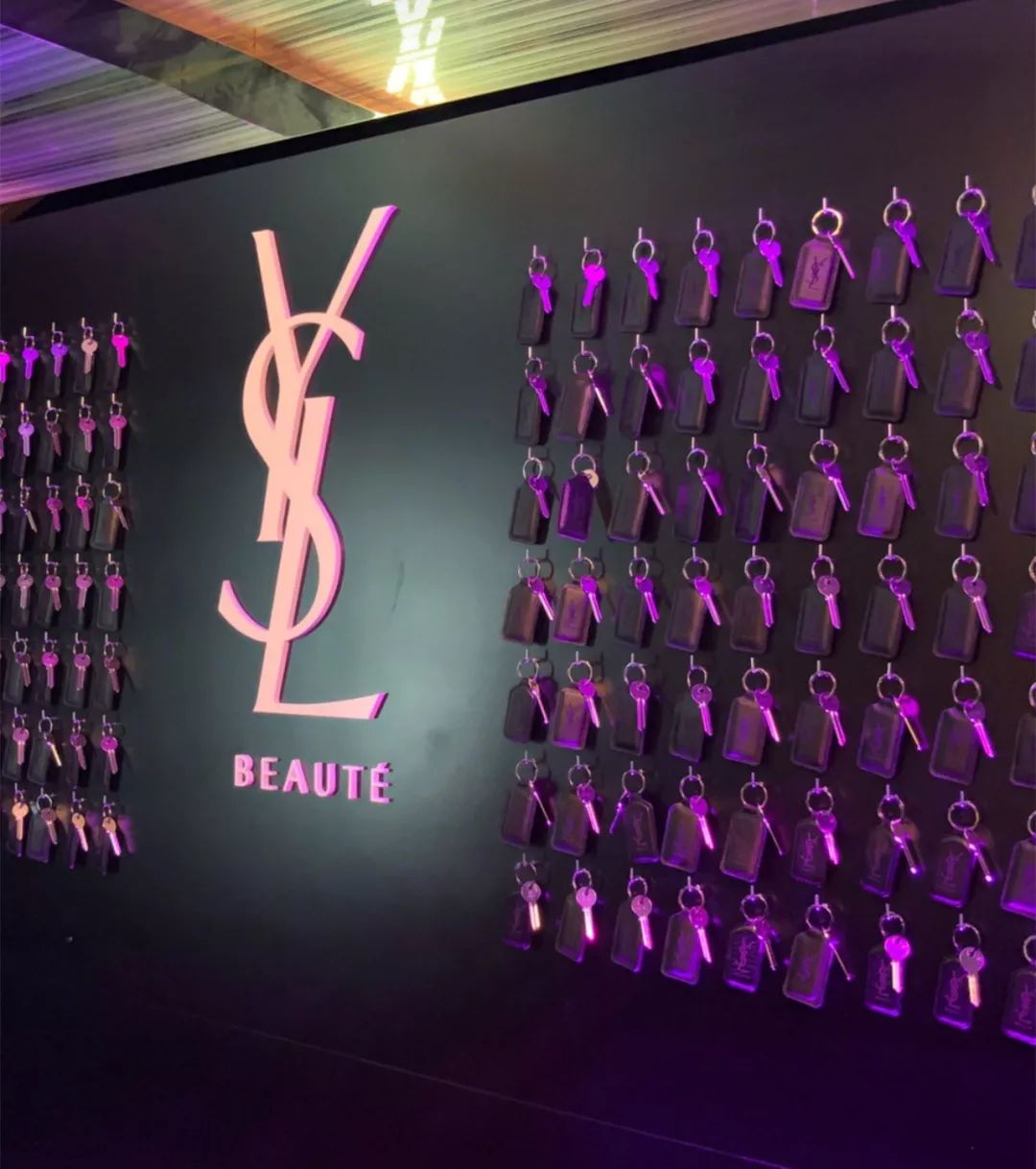 YSL开酒店啦？！睡在“女人的梦想”堆里是一种什么体验？