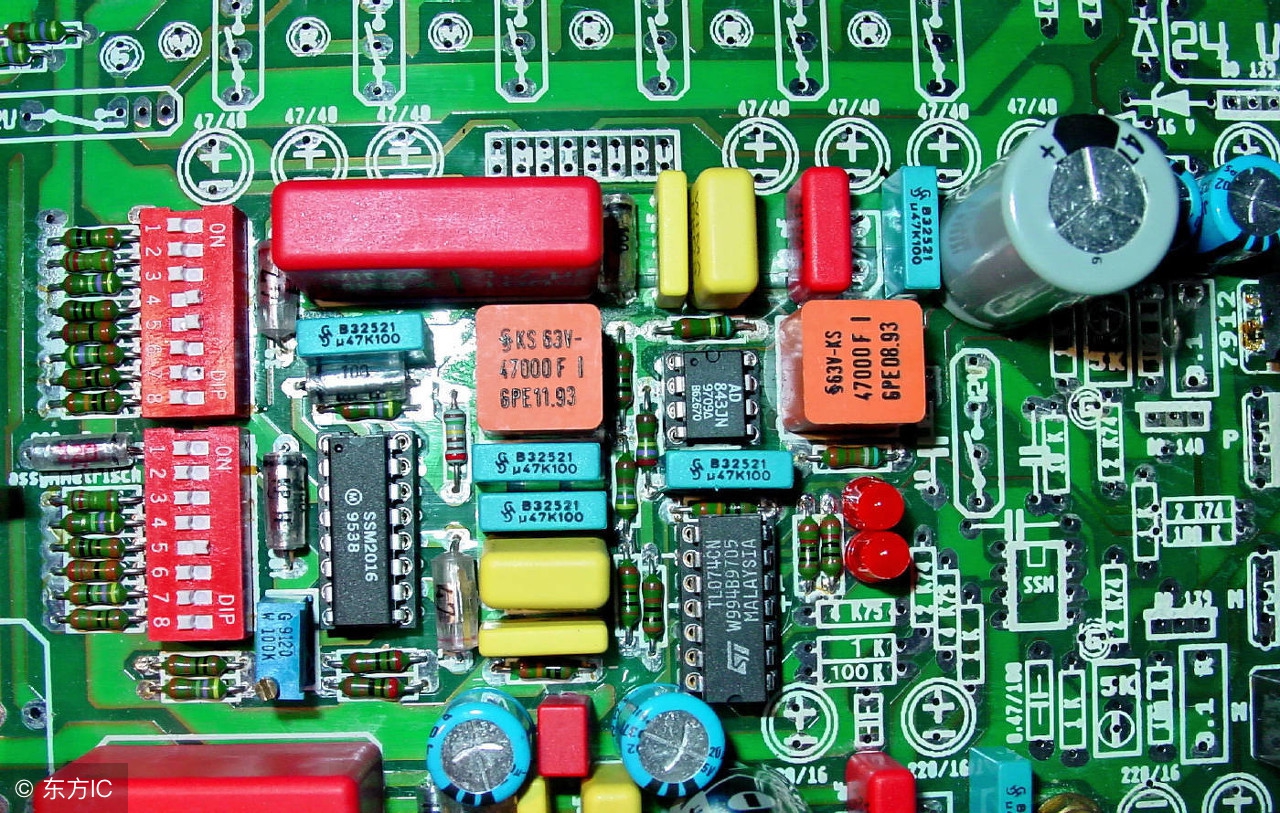 三极管放大电路中的电容的作用是,电容并联在交流220v电路中的作用