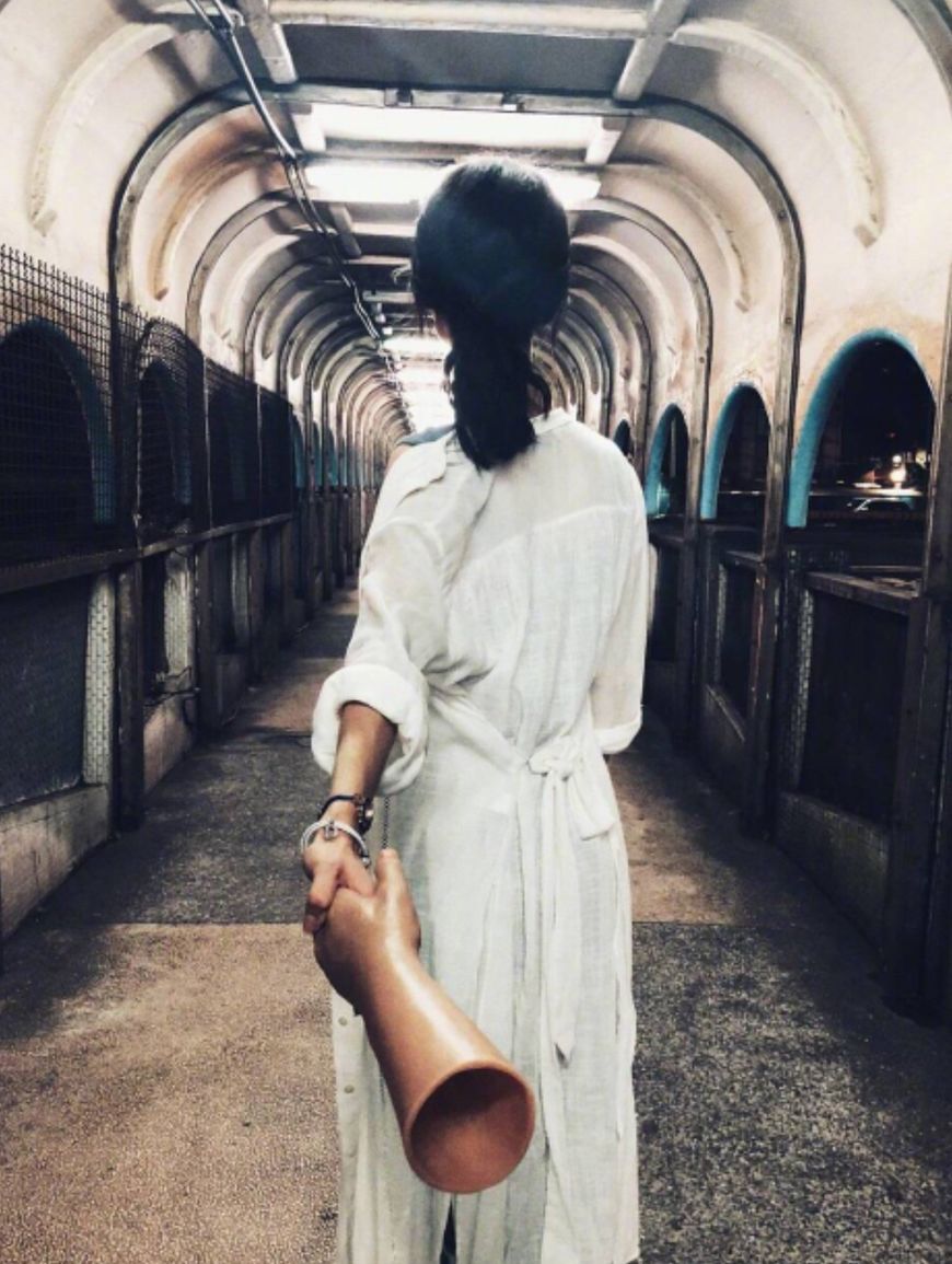 网曝邓伦金晨疑似复合，女方七夕手链上的字母“D”引发网友热议