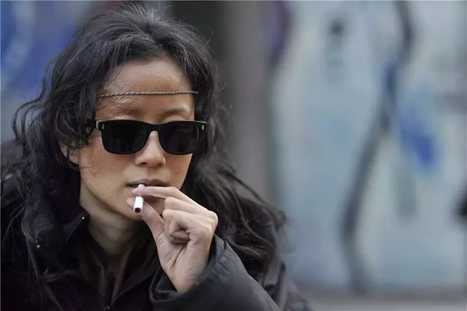 中国摇滚“教父”拍了这片,拿下一圈国际大奖,回国却惨败给票房