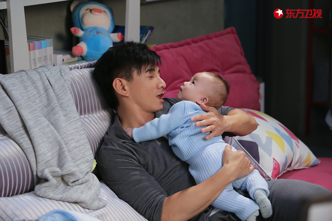 月嫂先生李小冉吴奇隆虐心,月嫂先生吴奇隆做牛排给李小冉吃