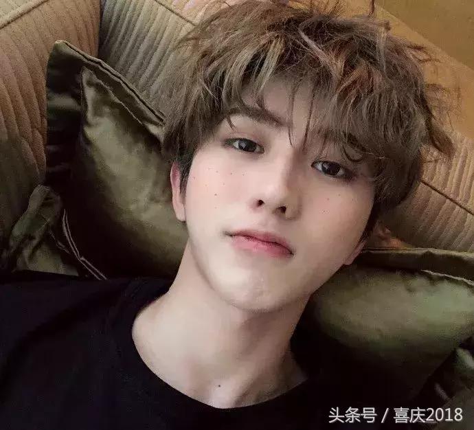 晒黑了穿什么衣服不显黑,皮肤晒黑了穿什么颜色的衣服显白