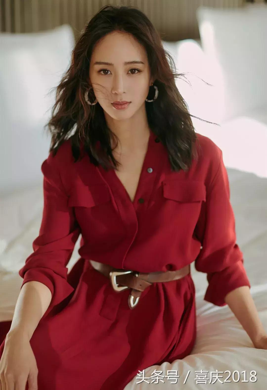 晒黑了穿什么衣服不显黑,皮肤晒黑了穿什么颜色的衣服显白