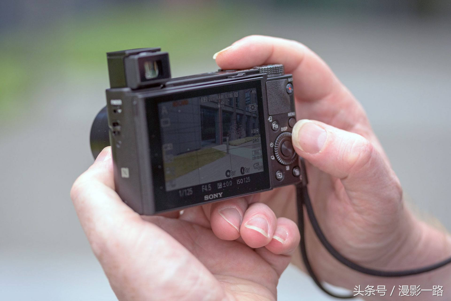 索尼黑卡rx100一代评测,索尼黑卡rx100m4代有几倍变焦