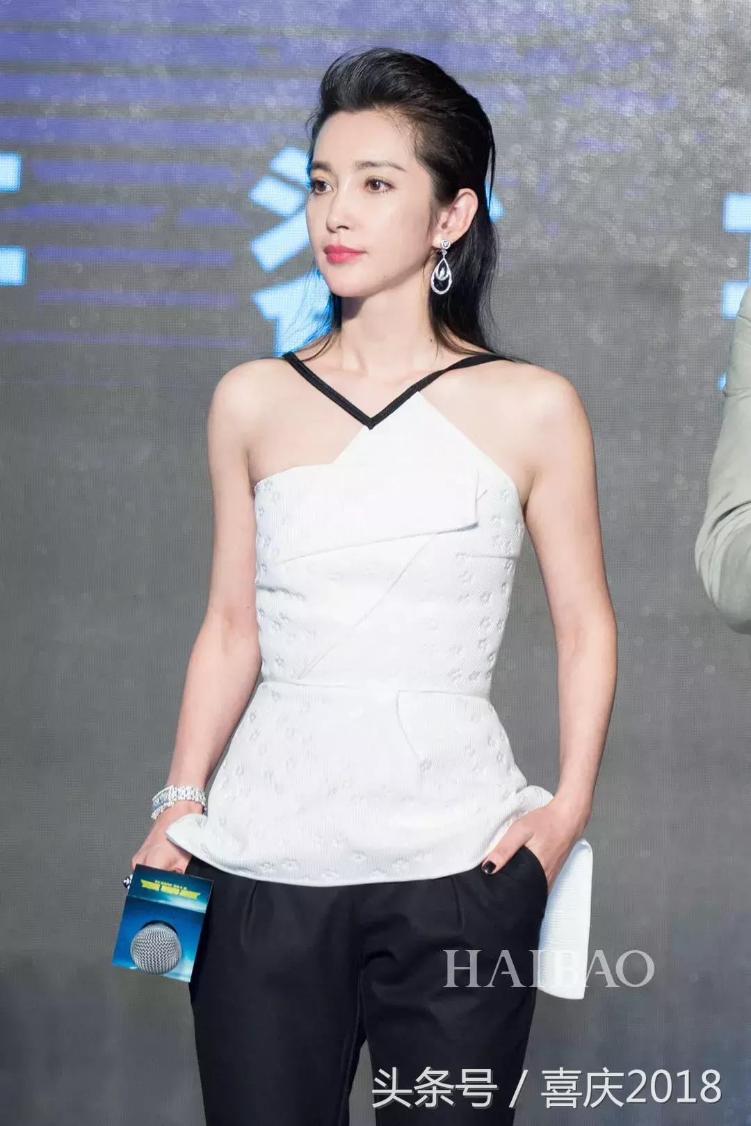 晒黑了穿什么衣服不显黑,皮肤晒黑了穿什么颜色的衣服显白