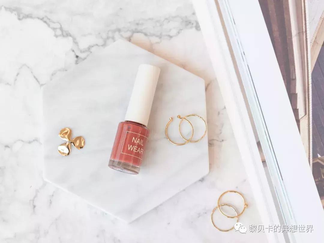夏天指甲油2022年新款显白图片,显手白的十种指甲油推荐