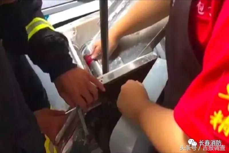 女子手被卡压面机消防暖心救援,被压面机压住手消防紧急救援