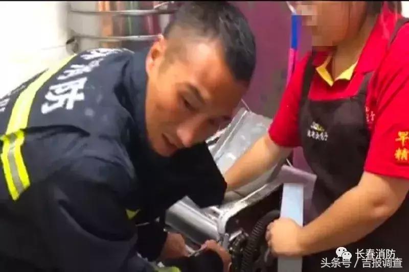 女子手被卡压面机消防暖心救援,被压面机压住手消防紧急救援