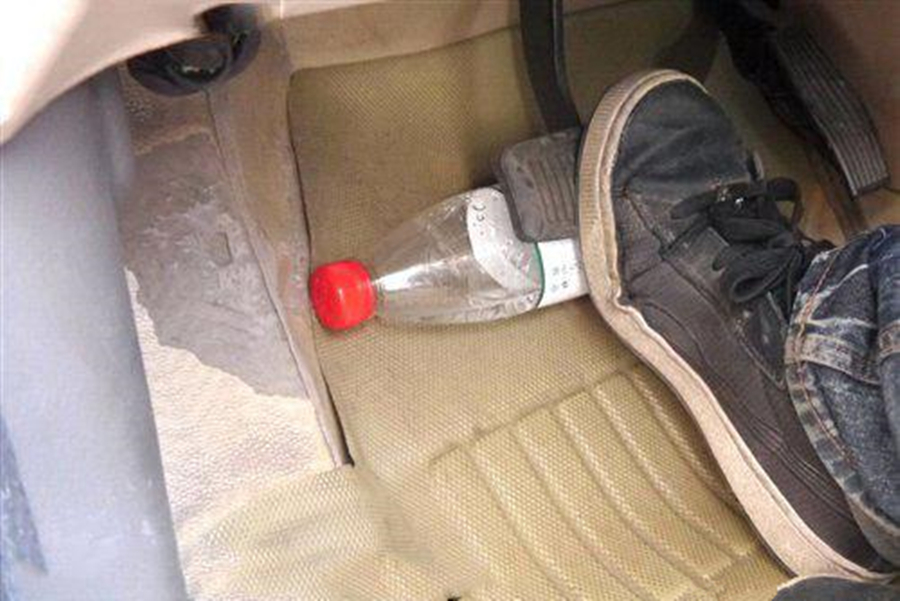 车上挂饰品会有安全隐患吗,汽车前面挂小配饰违法吗