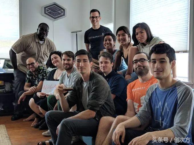 向往中的3D显示屏，可放置桌面，相框大小，随时展示全息图像