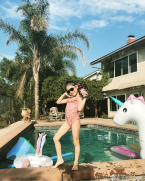 *小鹏李**晒女儿游泳照，夏天带孩子游泳的这些好处你知道吗？