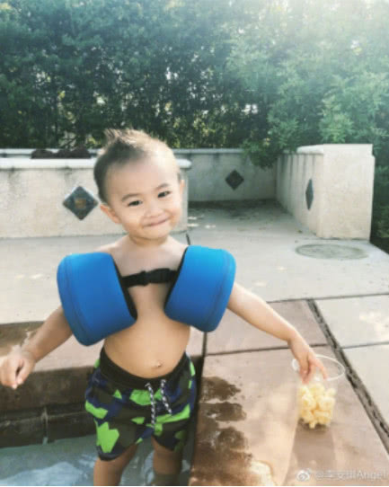 *小鹏李**晒女儿游泳照，夏天带孩子游泳的这些好处你知道吗？