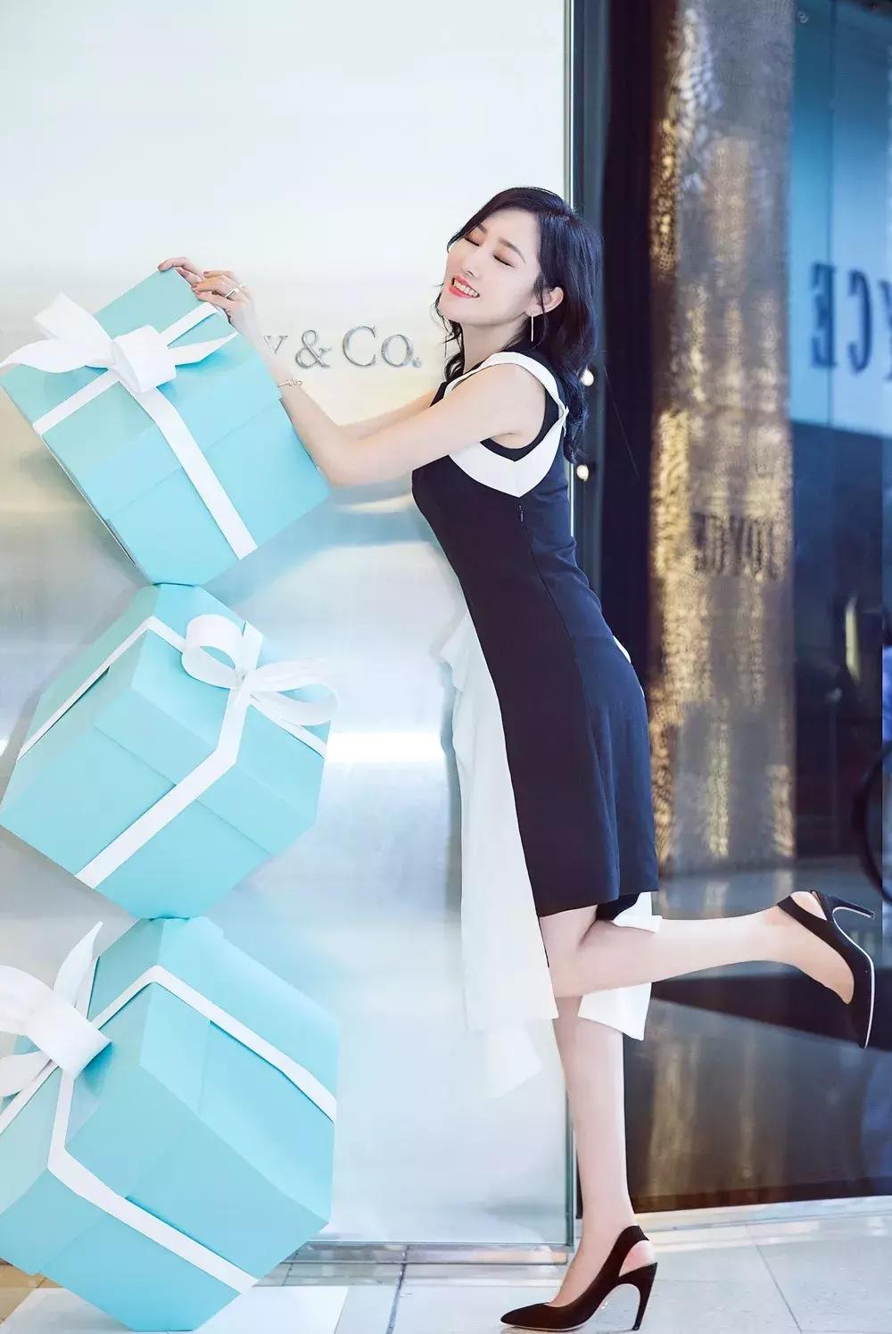 C位女神の心机3大撞星事件频发地让你和梦想中的ICON“一吻定情”