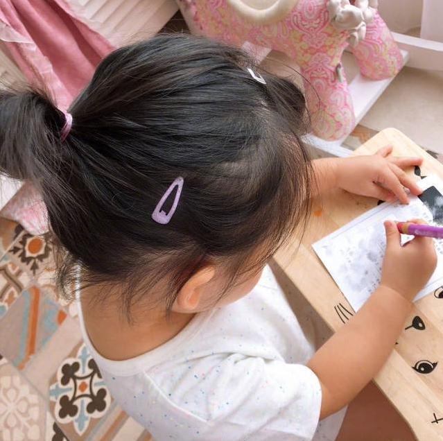 章子怡孩子长大后的样子,章子怡晒小女儿滑雪照