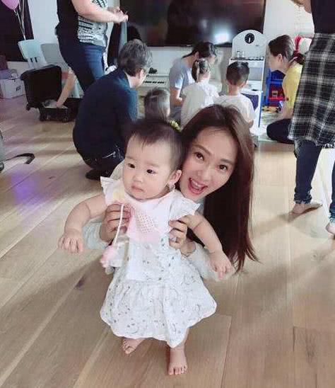 章子怡孩子长大后的样子,章子怡晒小女儿滑雪照