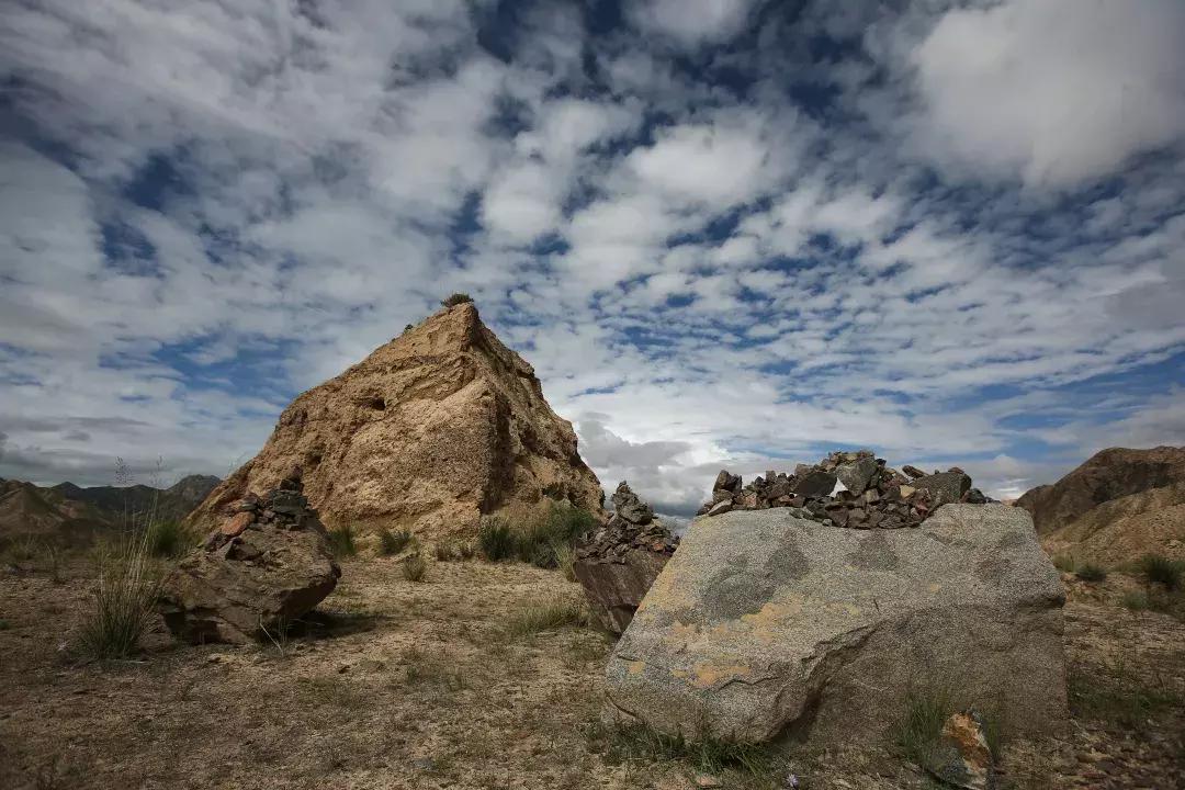 要致富先挖墓？“九层妖塔”旁，到底是谁在“摸金”？