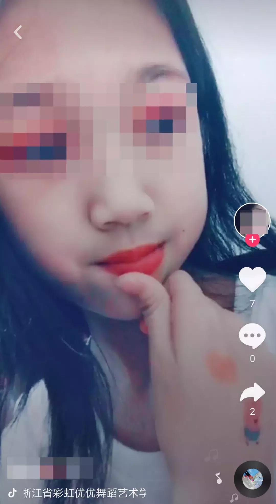 十几岁的小女孩浓妆艳抹,9岁少女浓妆艳抹