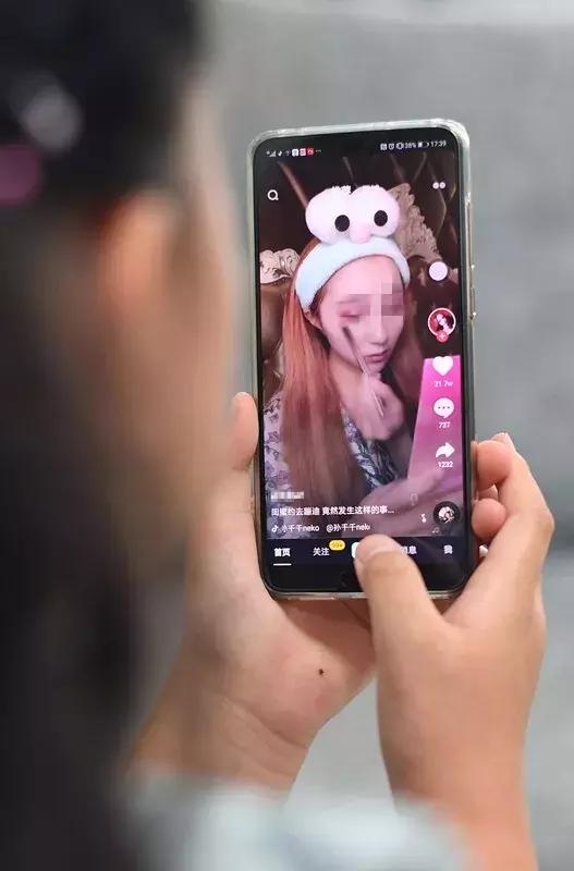 十几岁的小女孩浓妆艳抹,9岁少女浓妆艳抹