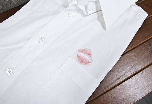 衣物的血渍油渍和泛黄,其实都能洗掉,洗衣店不能说的清洁诀窍!