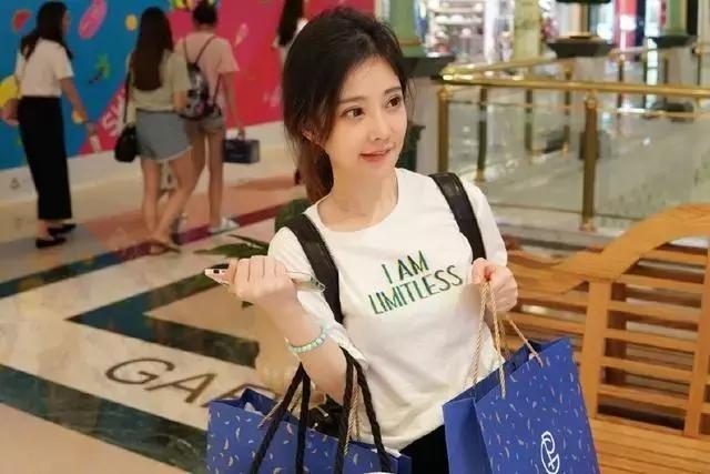 冯提莫拍照必杀技!第三张已沦陷,最后一张毫无抵抗力