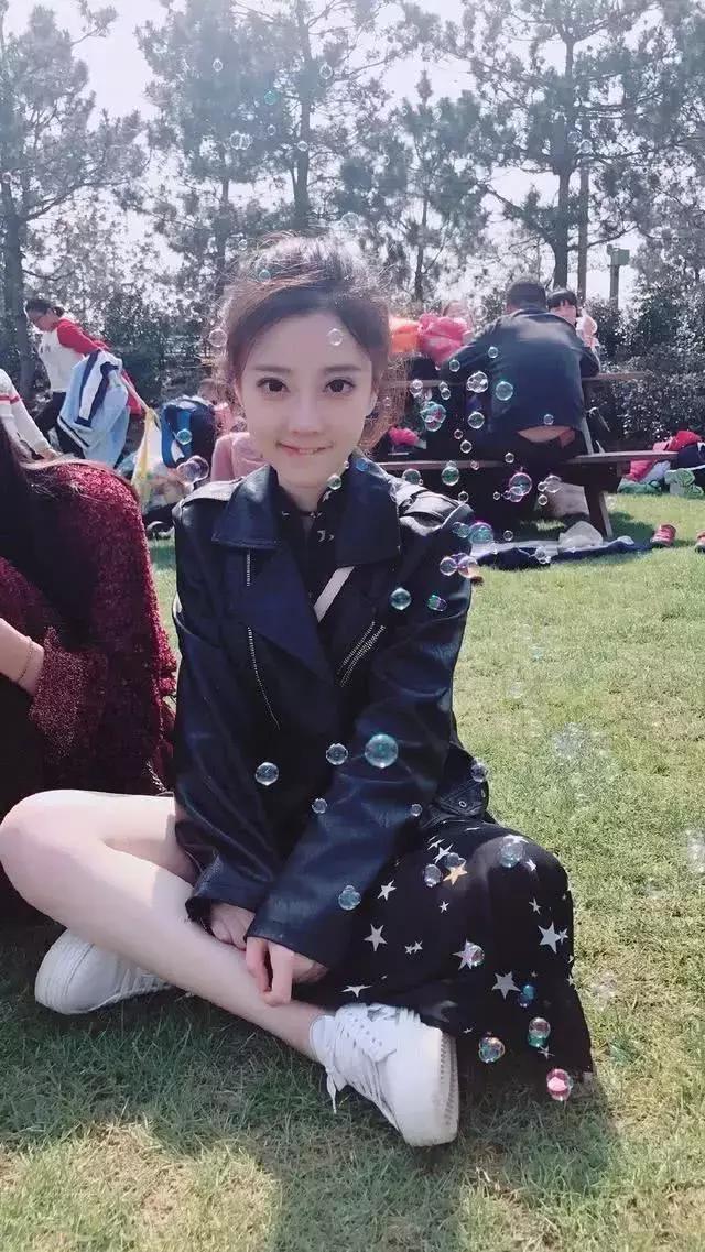 冯提莫拍照必杀技!第三张已沦陷,最后一张毫无抵抗力