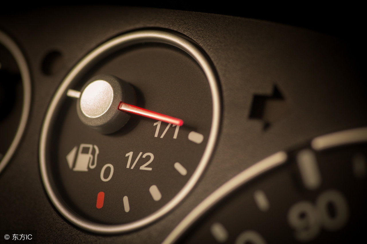 长途车半路没油,汽车半路没油了如何加油