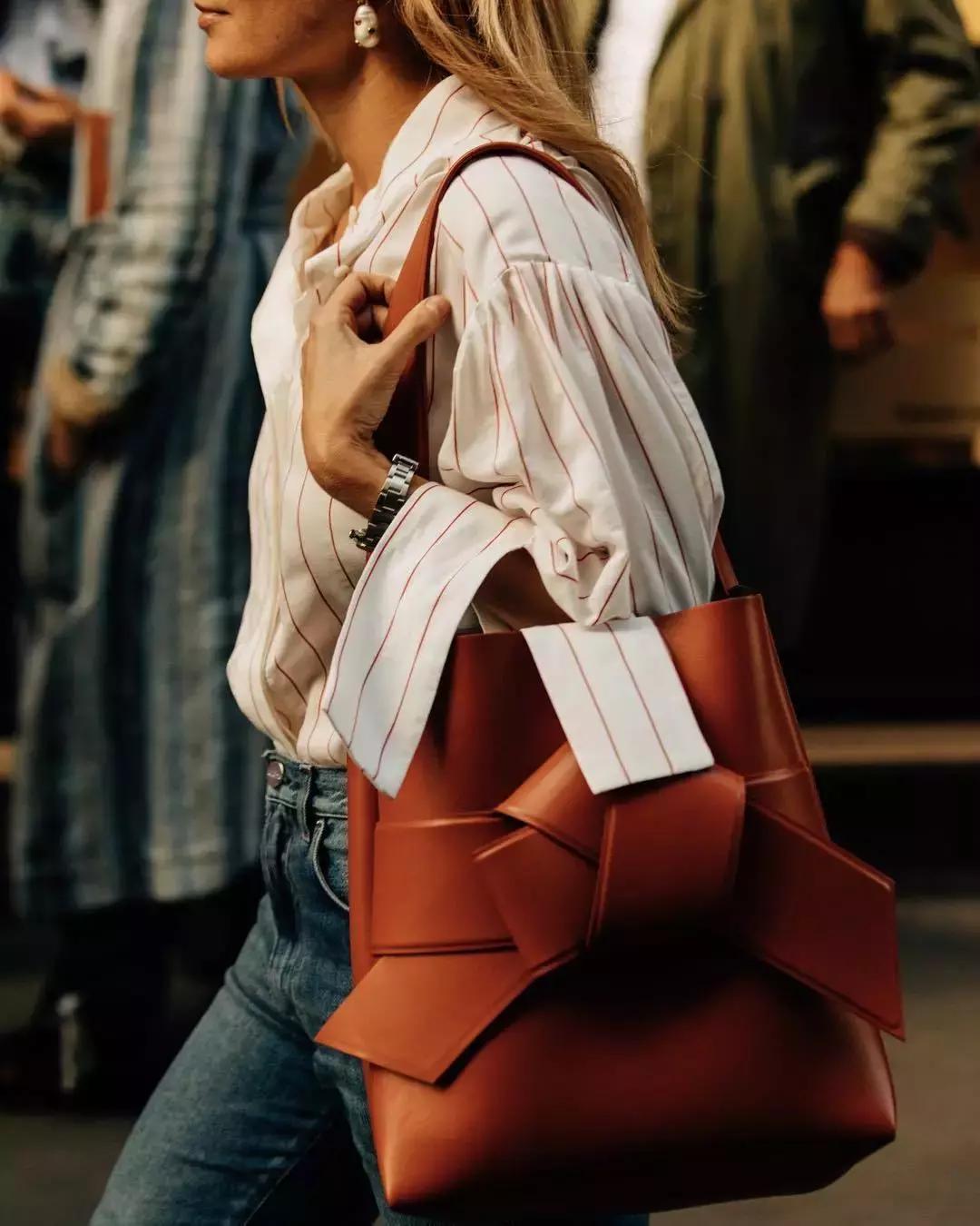 潮流穿搭适合的妆容,简单干净的穿搭和妆容