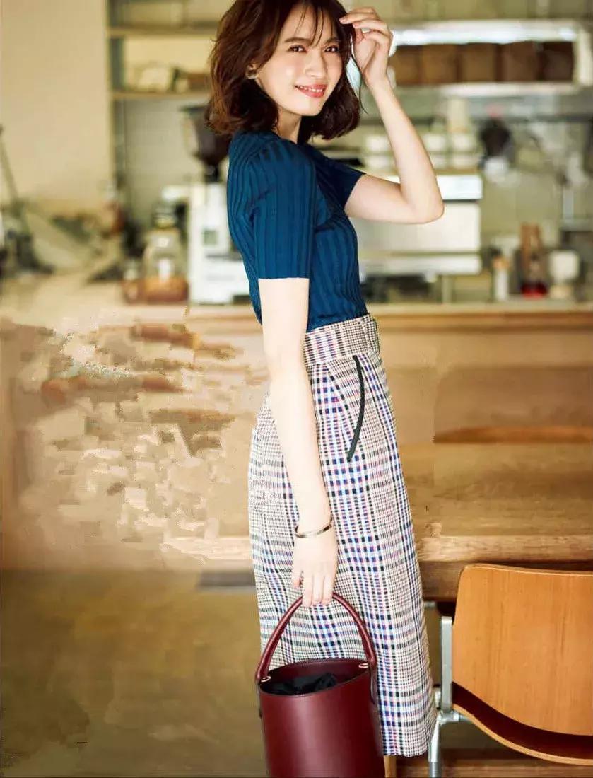 潮流穿搭适合的妆容,简单干净的穿搭和妆容