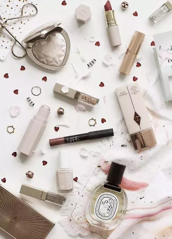 潮流穿搭适合的妆容,简单干净的穿搭和妆容