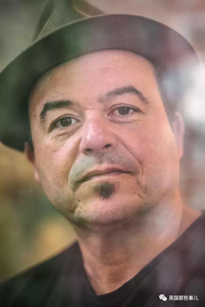 只爱恶作剧靠什么养家?他把所有东西变成纸捉弄人,这手艺简直了