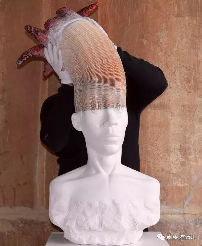 只爱恶作剧靠什么养家?他把所有东西变成纸捉弄人,这手艺简直了