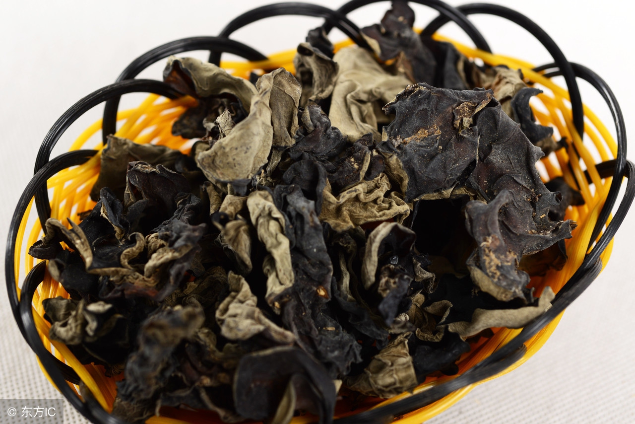 木耳养殖过程中打药吗,给木耳打药的视频是真是假