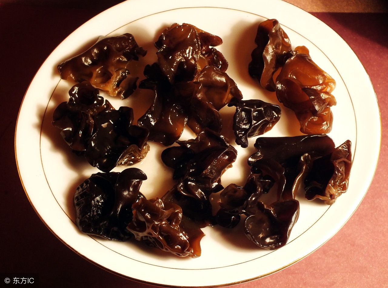 木耳养殖过程中打药吗,给木耳打药的视频是真是假