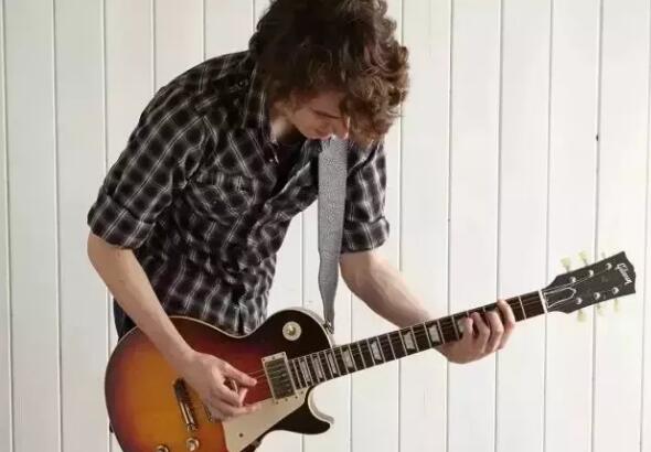 用古典吉他手势弹吉他,弹吉他的姿势和手势