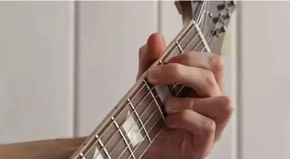 用古典吉他手势弹吉他,弹吉他的姿势和手势