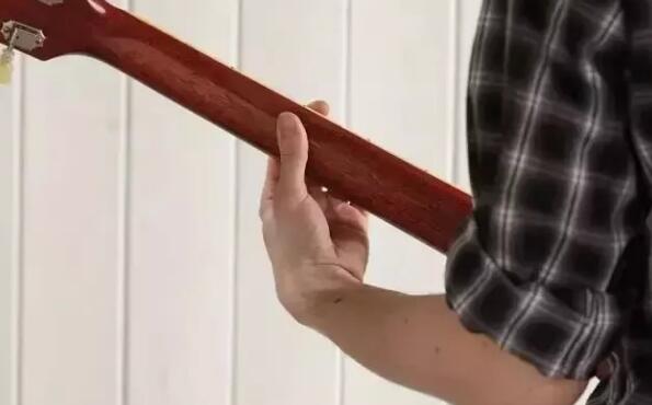 用古典吉他手势弹吉他,弹吉他的姿势和手势