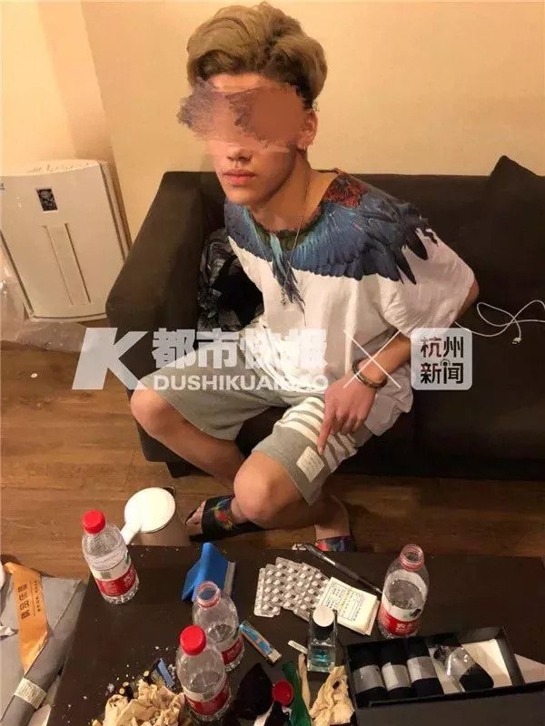 太可怕！做微商竟成毒贩！新型*品毒**“蓝精灵”出现，女孩小心了！