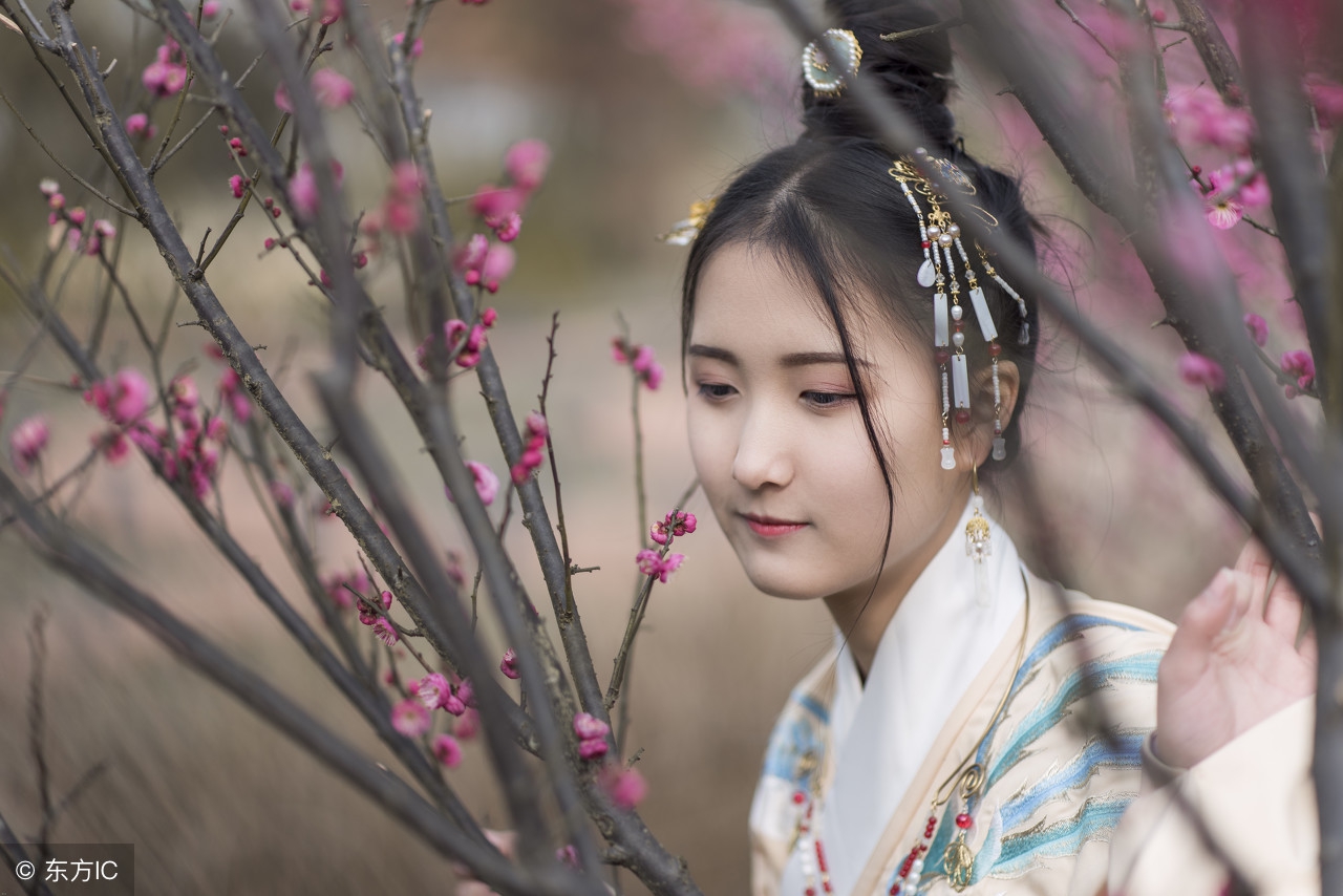 跟女孩聊天话题不会聊怎么办,很多人说不会跟女生聊天没话题