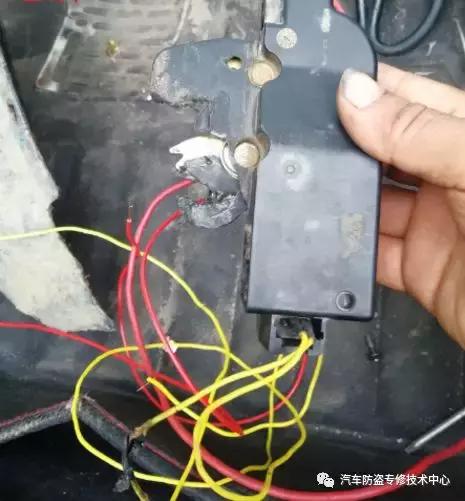 世嘉汽车后备箱怎么从内部开启,2013款世嘉后备箱打不开