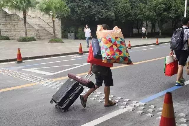 马上,这些年轻人要离开乐山!未来将属于他们……