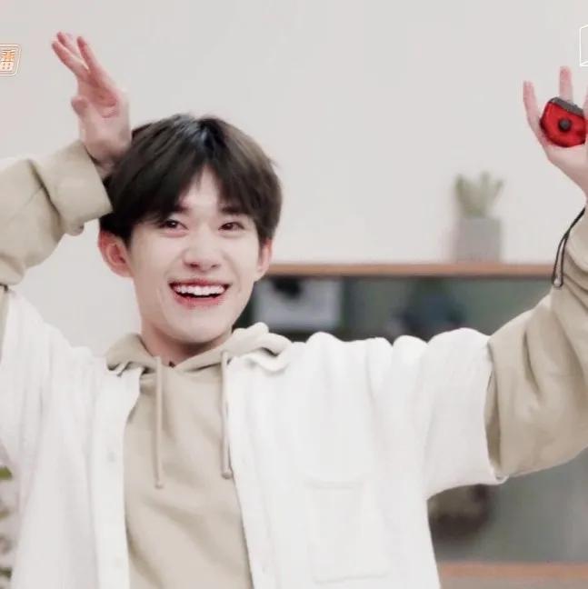 易烊千玺权志龙同款鞋,易烊千玺权志龙造型