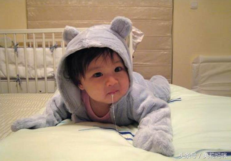 宝宝溢奶怎么处理最有效,婴儿溢奶最佳处理方法