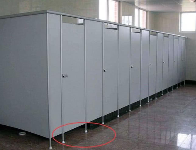 公共厕所的门为什么有孔,公共厕所位置有讲究吗