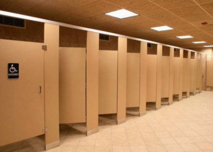 公共厕所的门为什么有孔,公共厕所位置有讲究吗